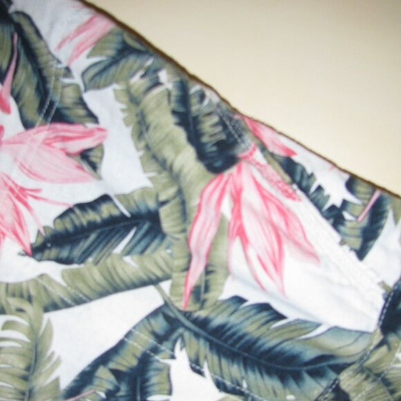 Hawaiin print shorts with pull string tie in front - size fits like an XXL - Picture 5 of 5